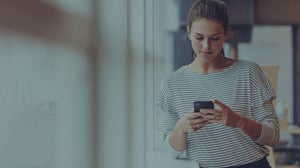 bg-woman-phone-1221911038